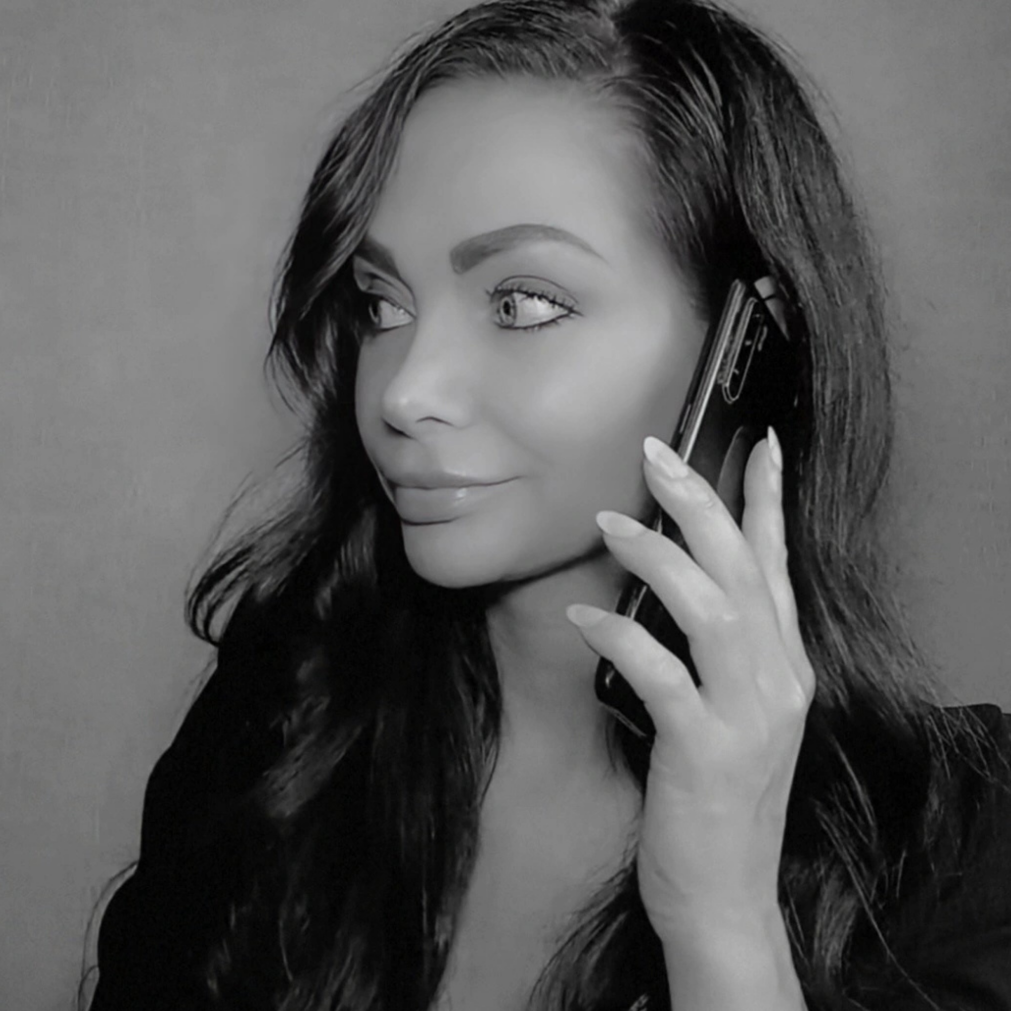 vrouwvirtualassistantmettelefooninhand